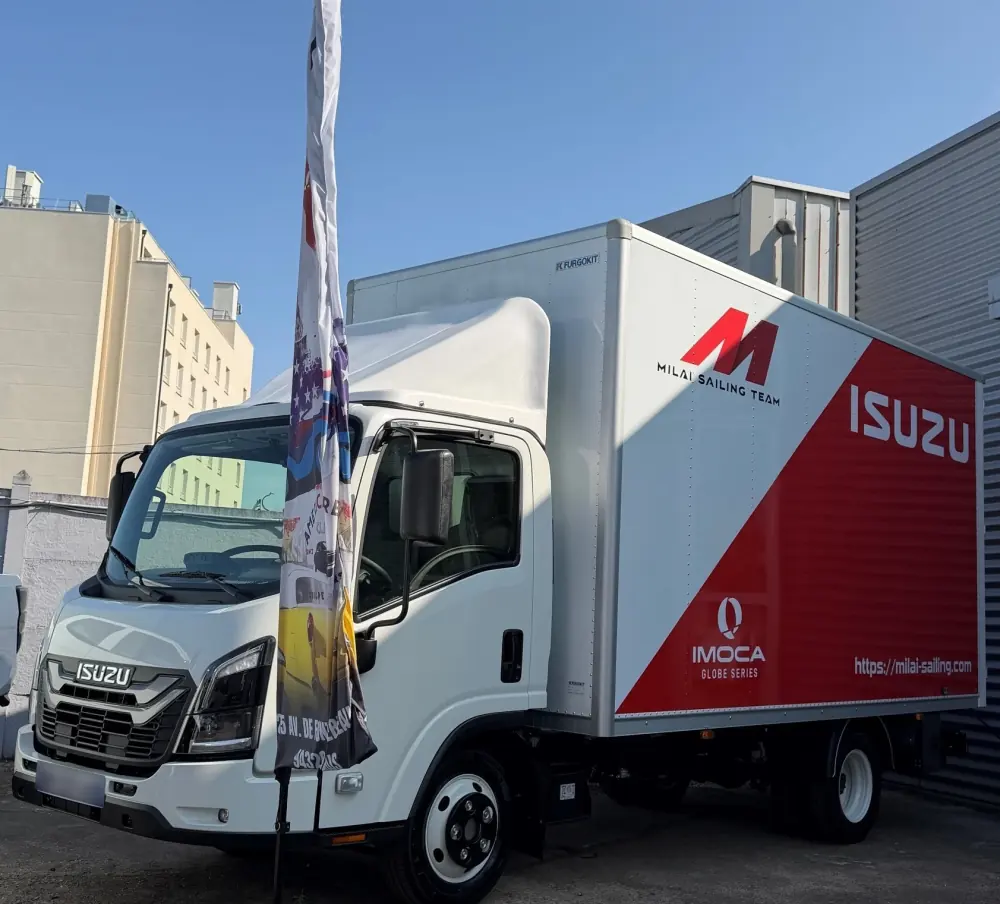 L'équipe Masa Suzuki avec les véhicules ISUZU